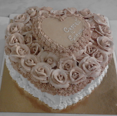 Свадебный торт в виде сердца, украшенный розами